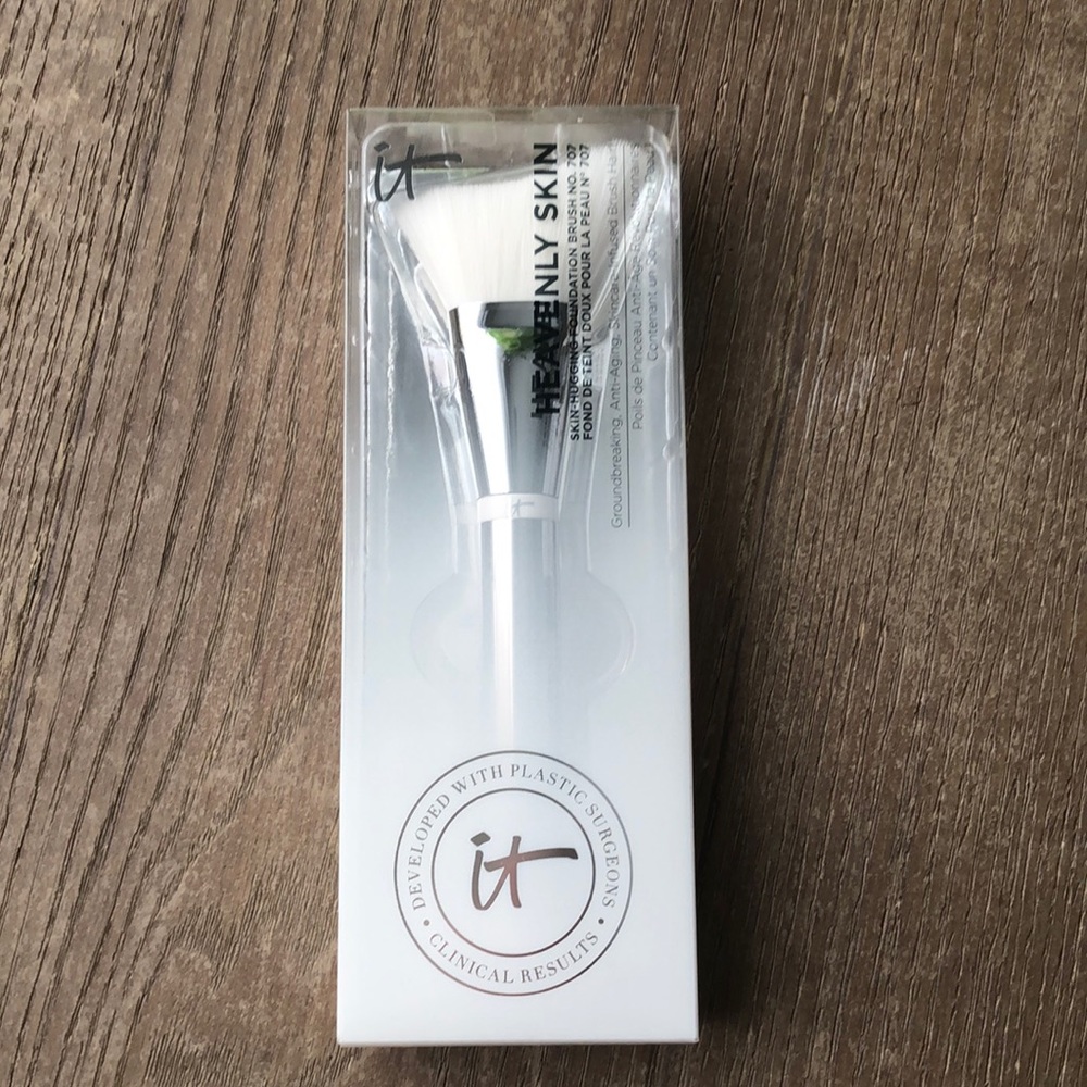NIB IT Cosmetic Heavenly Skin Foundation Brush 707